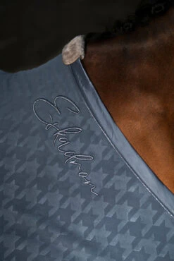 Eskadron Essence 22/23 Fleece Stamp Abschwitzdecke 12 Eskadron Essence 22/23 Fleece Stamp Abschwitzdecke -Pferdebedarf Angebote 342553 DLB 4